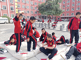 少林武校小学部学生课间娱乐